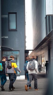 城市街道行人日常景象