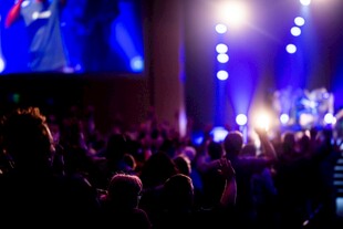 热闹演唱会现场观众云集