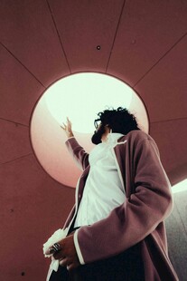 男子于独特空间摆酷造型