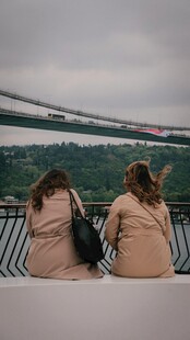 河畔双姝赏景背影