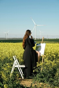 田野中作画的女子