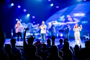 舞台乐队表演吸引观众