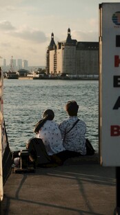 海边长椅上的两人身影