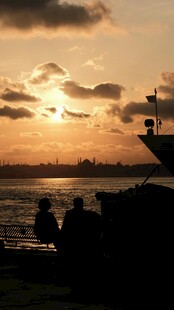 夕阳下海边的悠闲身影