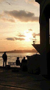 夕阳下海边的悠闲身影