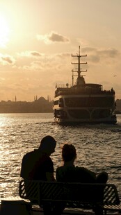 夕阳下情侣赏江景