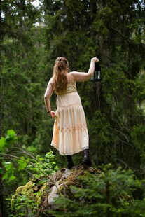 森林中的持灯女子