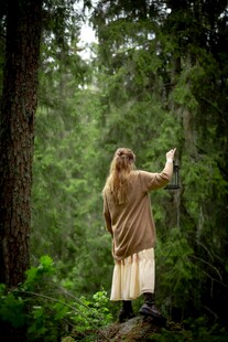 森林中女子伸手探触树木