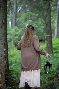 林间女子提灯漫步