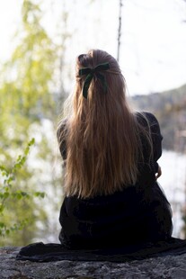 独坐赏景的长发女子