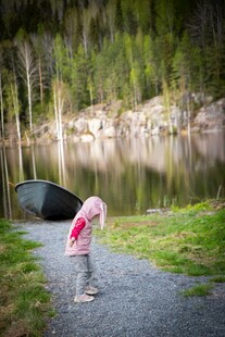 湖畔露营的温馨瞬间