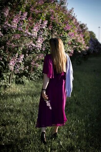 紫衣女子漫步繁花草地