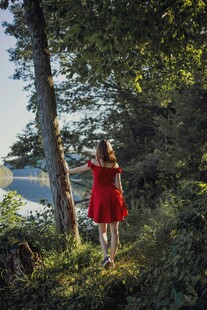 红衣女子林间眺望远方