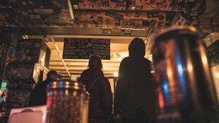 昏暗室内的人物剪影