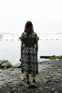 女子海边背影 独赏风景