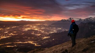 登山者赏壮丽日落美景