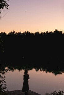 湖畔黄昏下的孤独垂钓者