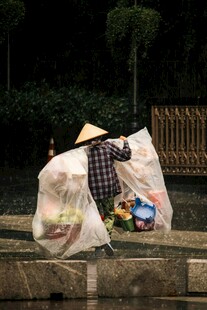 河边撑袋劳作的传统身影