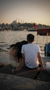 情侣河畔依偎赏美丽景致