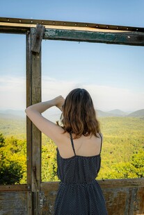 女子凭栏眺望远方美景
