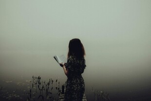 雾中持花女子的孤独身影