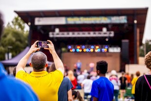 观众现场拍摄舞台表演