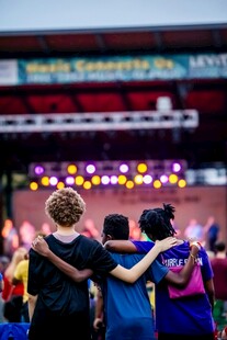 舞台前人群亲密相拥瞬间