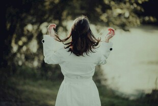 白衣女子于林间舒展身姿