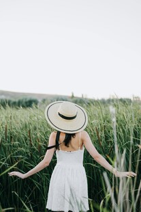 田野中戴帽女子悠然漫步