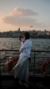 河畔女子赏景的优雅瞬间