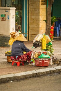 街头卖菜的老年商贩