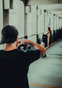 摄影师专注拍摄模特瞬间