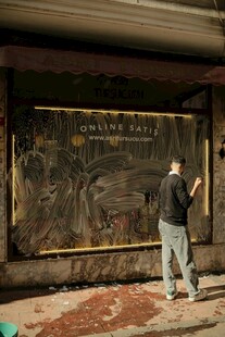 男子街头专注创作涂鸦艺术