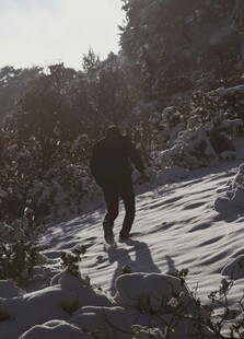 徒步者在山间岩石上前行