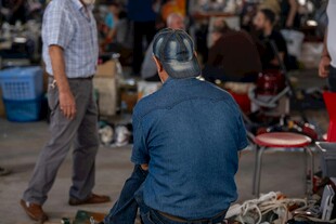 街头修鞋匠专注工作场景