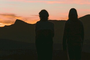 夕阳下的两人背影