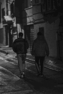 街道上两人的背影