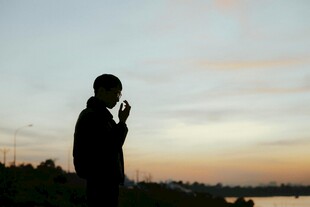 夕阳下的人物剪影