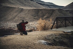  漠中徒步的背包旅行者