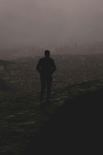 雾中独行的孤寂身影