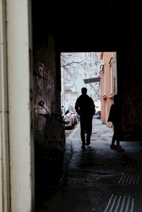 小巷中行走的两个人