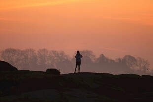 夕阳下的孤独身影