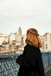 女子背身眺望城市风景