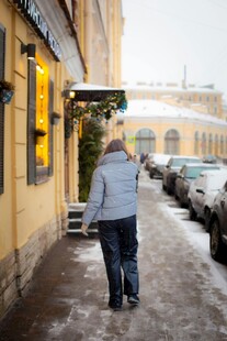 冬日街头独行的背影