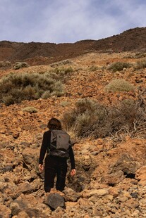 徒步者穿行于荒凉石滩间