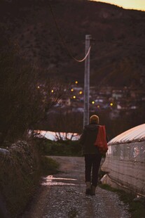 黄昏下独行的背包客