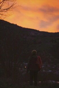 夕阳下的徒步者