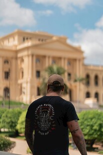 男子背影与宏伟建筑