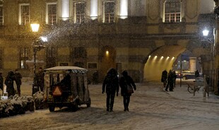 夜晚广场上的行人与建筑