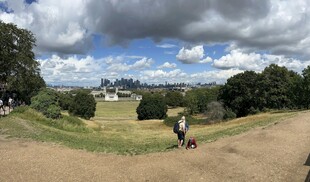 户外草地休闲风景图
